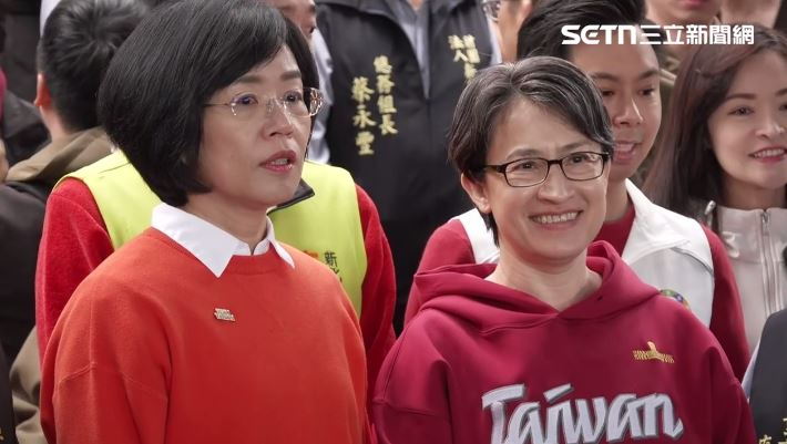 蕭美琴合體蘇巧慧新店太平宮發福袋。（圖／翻攝畫面）