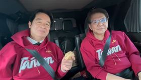 總統賴清德，府秘書長潘孟安在車上大啖紅豆餅。（圖／潘秘辦提供提供） 