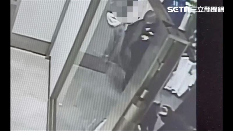 王男前往百貨公司專櫃竊取7200元的Allsaints品牌上衣。（圖／翻攝畫面）