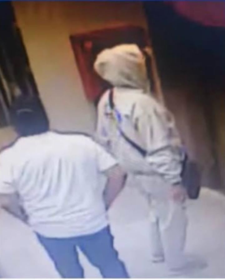 監視器畫面顯示秘魯總統赫里身穿帽T，試圖隱藏身分密會中國商人。（圖／翻攝自X平台 @alonsocornejope）