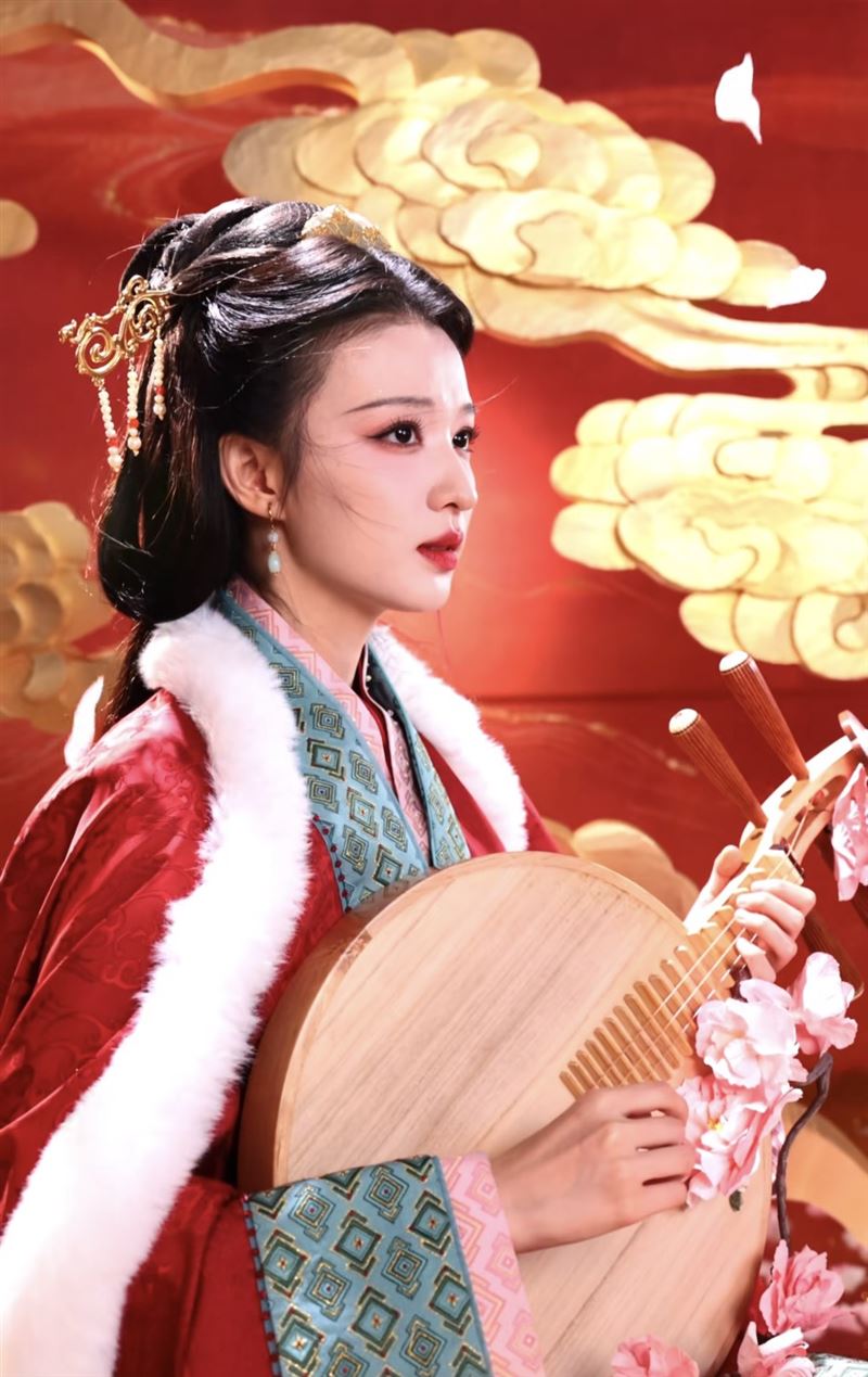 王楚然春晚的妝造狂被網友大讚。（圖／翻攝自王楚然抖音）