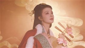 王楚然在央視春晚舞台上，20秒的鏡頭被網友封為「最美的一幕」。（圖／翻攝自微博）