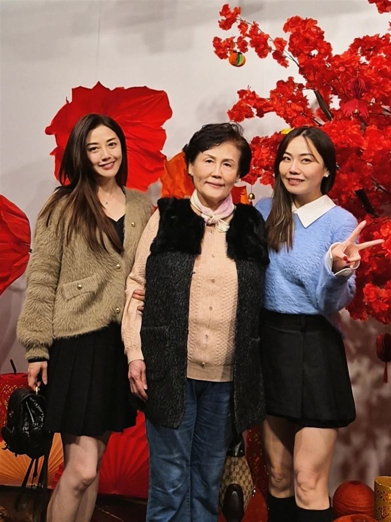 韓瑜分享一家三口的合照。（圖／翻攝自臉書）