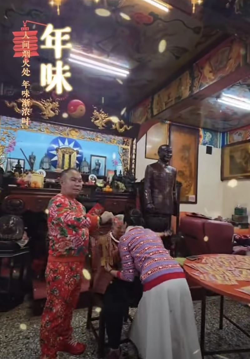 團圓飯吃完，子孫輩照傳統拜年領紅包，年味十足。（圖／翻攝自啟德機械起重工程-股公司臉書）