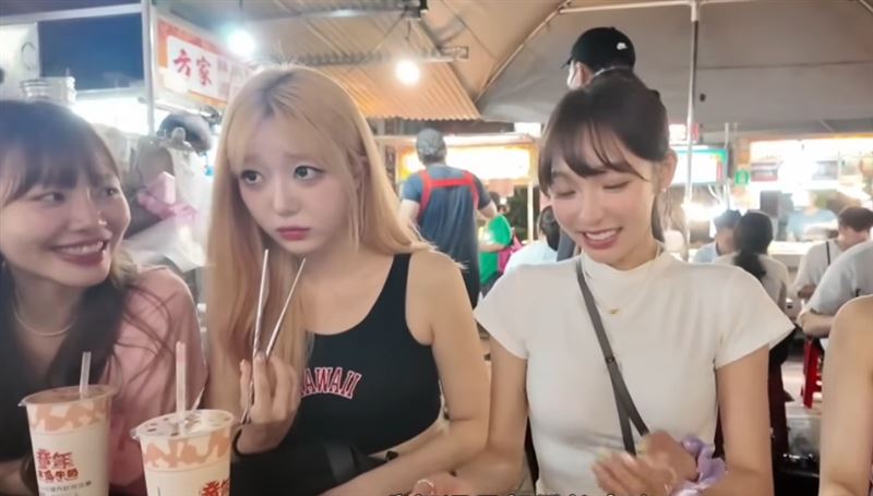 林襄等幾位大姐姐把權喜原餵飽飽還皺起眉頭。（翻攝自林襄YouTube）