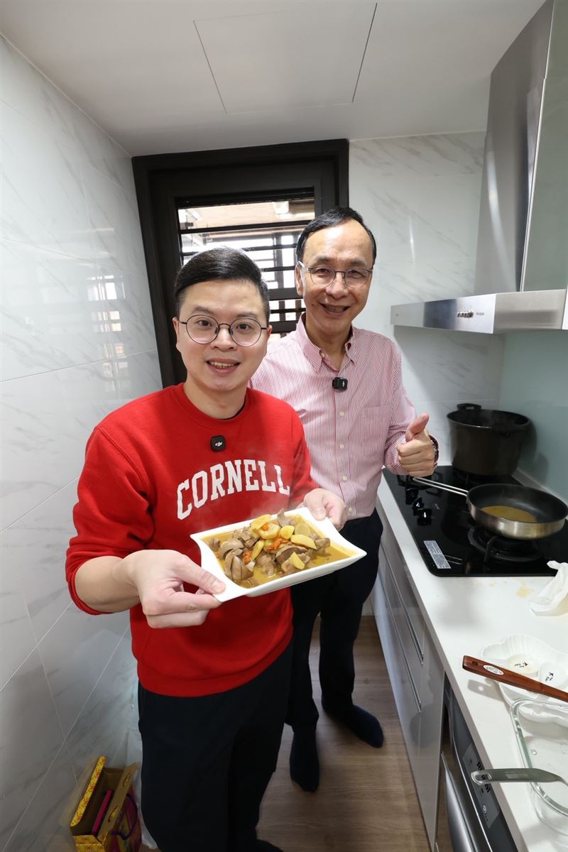年初二回娘家！前國民黨主席朱立倫也回到桃園化身「朱大廚」親自下廚剛誕生二寶的凌濤太太煮的菜，坐月子。（圖／朱辦提供）