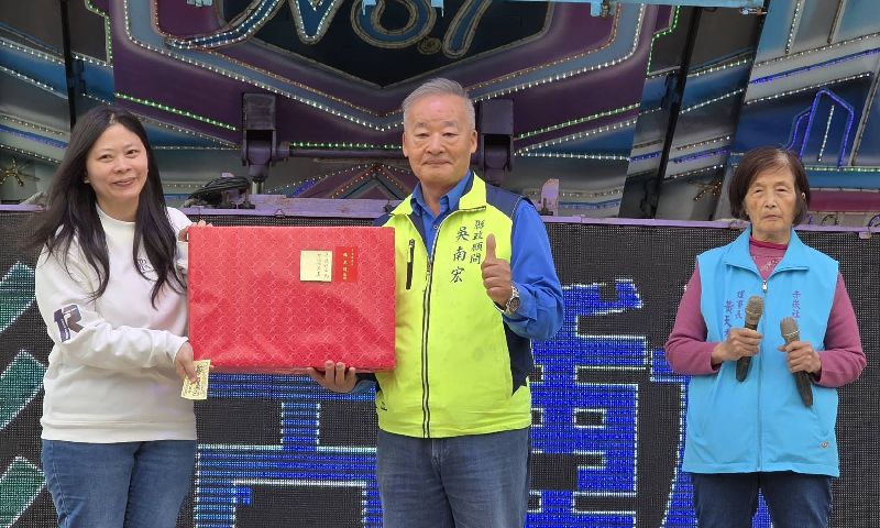 1）大年初二，澎湖當地特有的「社區娘家宴」18日在白沙鄉赤崁與湖西鄉鼎灣2社區開辦，縣政顧問吳南宏（中）代替摔傷昏迷的縣長陳光復出席抽獎，吳南宏並籲請民眾一起為陳光復集氣，盼縣長早日康復