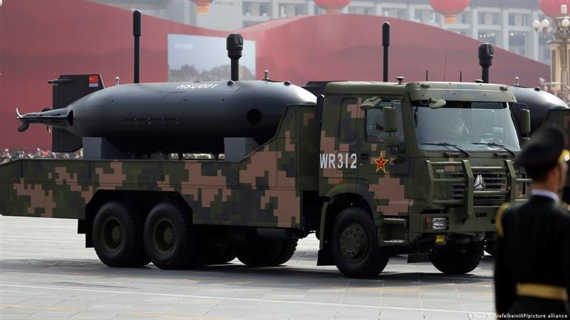 2019年10月1日，中國共產黨舉行閱兵式慶祝執政70週年，展示能夠突破美國防禦系統的核子飛彈在內的武器，以表現中國作為崛起中的全球力量的雄心。（圖／翻攝德國之聲）