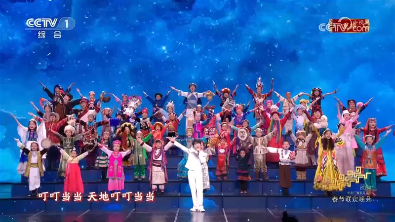 周深與56位孩童一同演出，其中一位是來自花蓮的原住民女孩。（圖／翻攝自《CCYV春晚》YouTube）