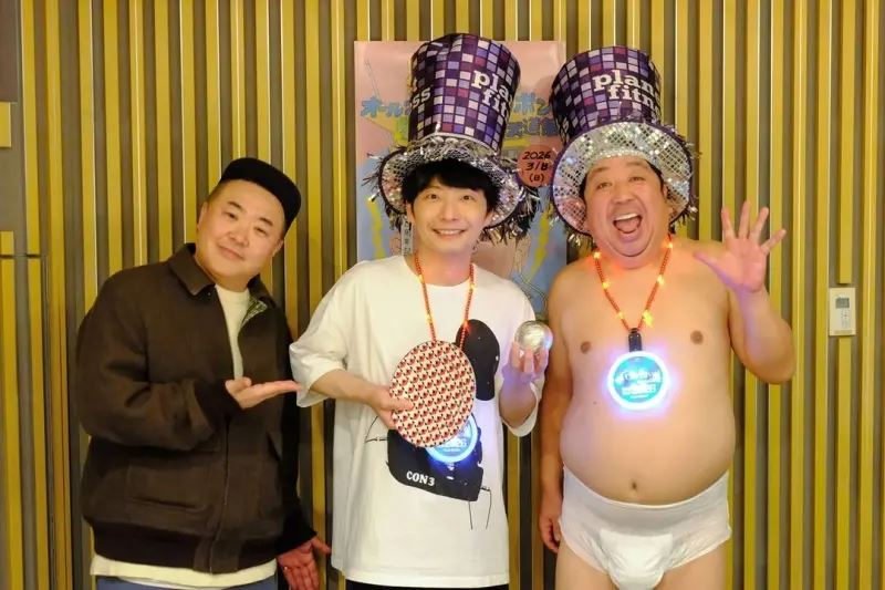 諧星日村勇紀（右）送給星野源（中）盤子贈禮，意外爆出他跟老婆新垣結衣生活模式。（圖／翻攝自IG@hoshinogen_ann）