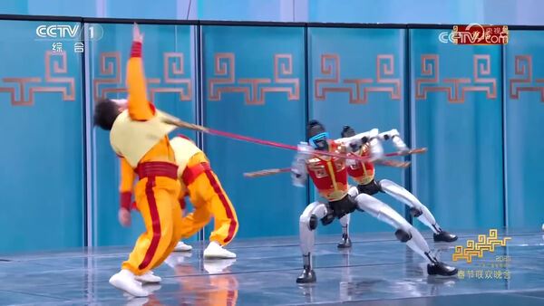 2026春晚大秀中國科技實力，出現機器人和人類對打的場面。（圖／翻攝自微博）