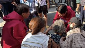 屏東發福袋遇長者暈倒　賴總統親自上前協助總統賴清德（後右紅衣者）18日大年初二南下屏東發放福袋，有民眾在等待過程中疑因天氣太熱暈倒，賴總統立刻上前協助。中央社記者李卉婷攝 115年2月18日