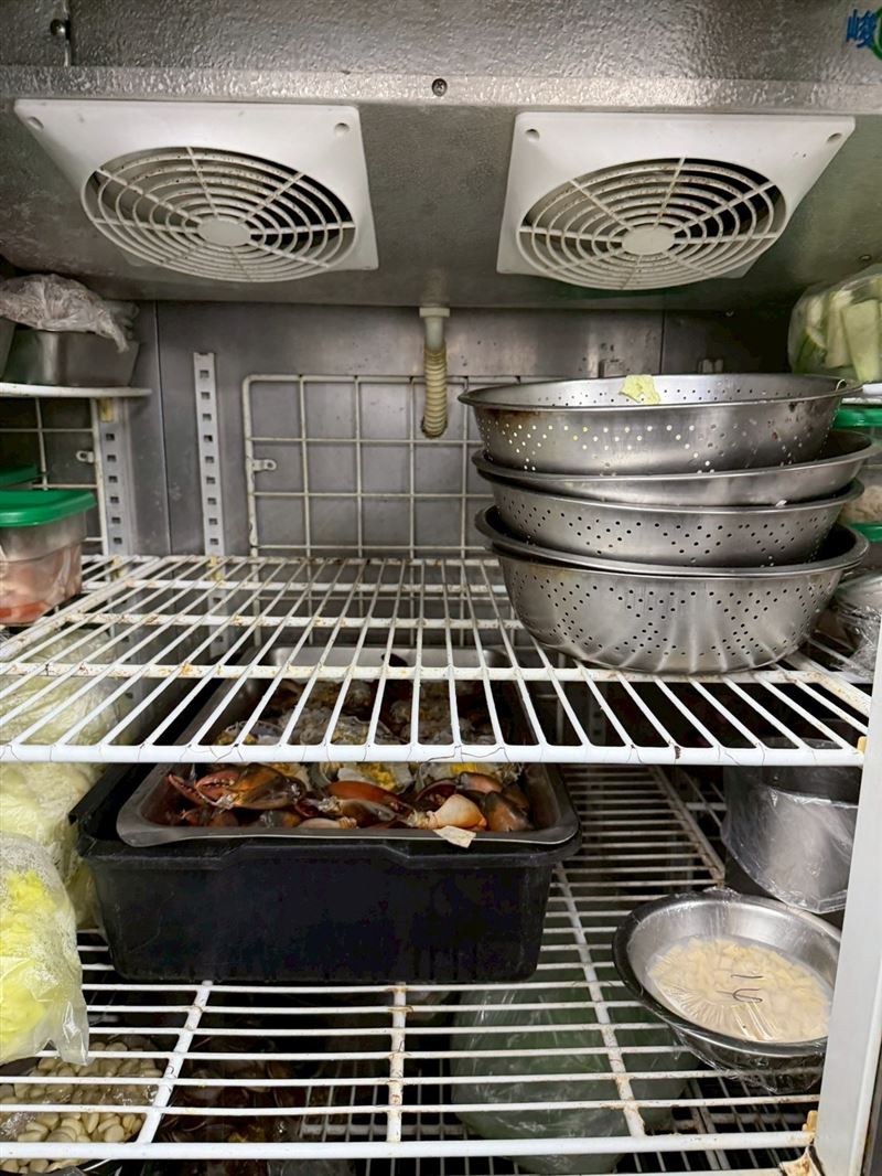 天母「紅豆食府」爆出疑似集體食物中毒事件，北市衛生局稽查發現冰箱內多項食材未確實覆蓋，直接裸露存放，增加交叉污染風險。（圖／北市衛生局提供）