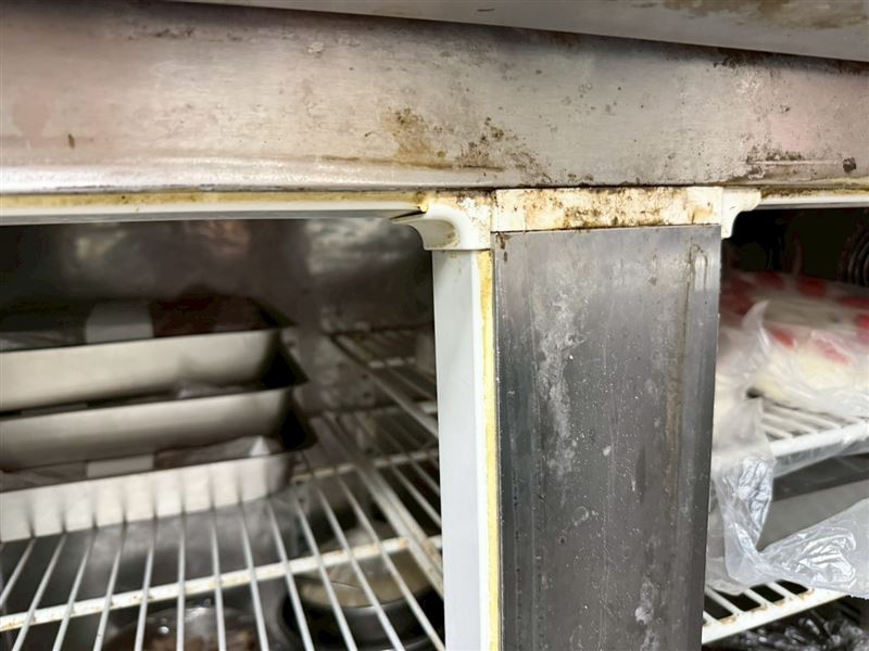 天母「紅豆食府」爆出疑似集體食物中毒事件，台北市衛生局稽查查獲包含冰箱不潔、層架生鏽、食材未覆蓋、垃圾桶未加蓋及員工教育訓練不足等共5項衛生缺失，並限期業者改善。（圖／北市衛生局提供）