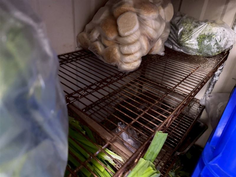 天母「紅豆食府」爆出疑似集體食物中毒事件，台北市衛生局稽查查層架出現鏽蝕情形。（圖／北市衛生局提供）