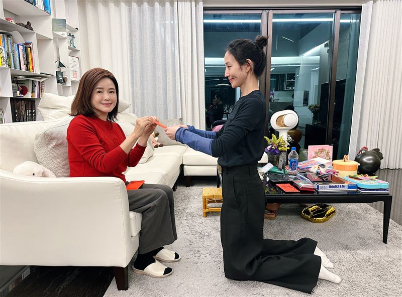 張鈞甯給媽媽行大禮。（圖／翻攝自張鈞甯臉書）