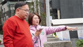 民進黨市議員參選人蔡美華偕王義川汐止走春。（圖／蔡美華提供） 