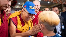 達賴喇嘛90大壽，戴上繡有Team Taiwan帽子。（圖／翻攝自རྒྱལ་བ་རིན་པོ་ཆེ།臉書）