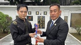 泰北義民文史館主委王紹章（右）頒發紀念獎章感謝紅心字會的公益大使國際知名魔術師黃信凱（左）長期關懷泰北。（圖／紅心字會提供）