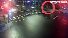 新北竊賊潛入超商搜刮財物後，再搭計程車逃離現場。（圖／翻攝畫面）