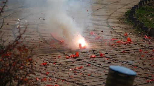 凌晨在陽台放煙火！遇惡鄰、惡租客怎辦？