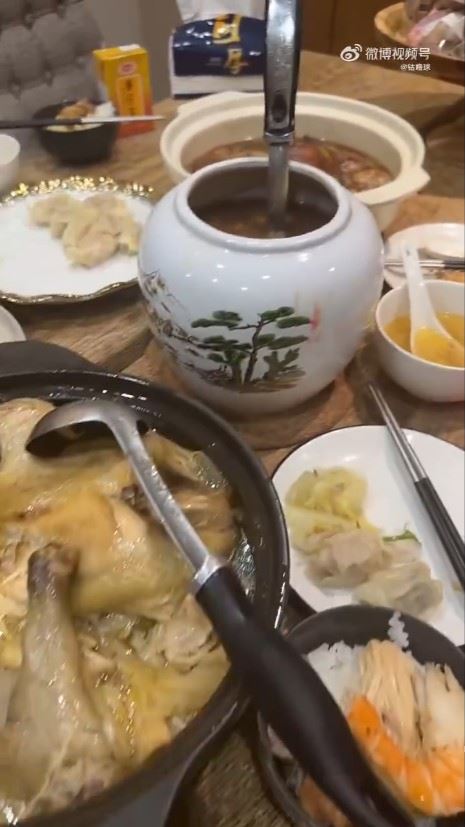 汪小菲一家人年節充滿儀式感。（圖／翻攝自微博）