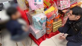 北市中山區一名男童負氣離家，卻不記得回家的路，中二派出所員警獲報到場後協助男童返家。（圖／翻攝畫面）
