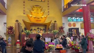 拜求馬上發財！金山財神廟突煙霧器大響