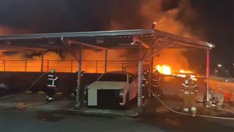 新／流當車場陷火海！大批警消搶救中