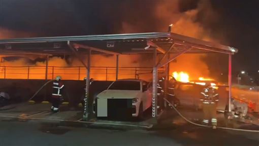 新／流當車場陷火海！大批警消搶救中