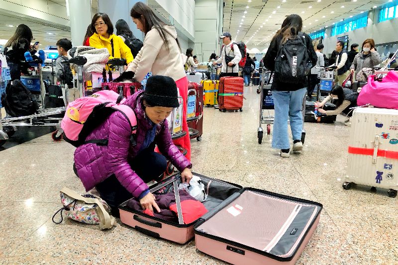 有民眾報名挪威12日極光團旅遊，團員18日返台控訴遭遇班機延誤、行李遺失、行程有落差。旅行社回應，已提供部分補償，後續會持續協調並考慮向航空公司求償