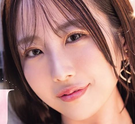 護理師葉山美里亞出道成為AV女優，赤身裸體和年紀可以做自己阿爸的男優拍片，看到人家開心就心滿意足。（圖／翻攝自Ｘ）