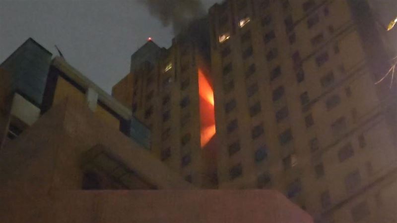 新/台中西區大樓起火!7人待救中