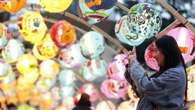 2025台北燈節閉幕日  民眾開心逛燈會（2）2025台北燈節16日閉幕，不少民眾把最後機會來到西門町、台北市中山堂附近賞燈，拿起手機拍照為燈節留下紀念。中央社記者鄭清元攝  114年2月16日