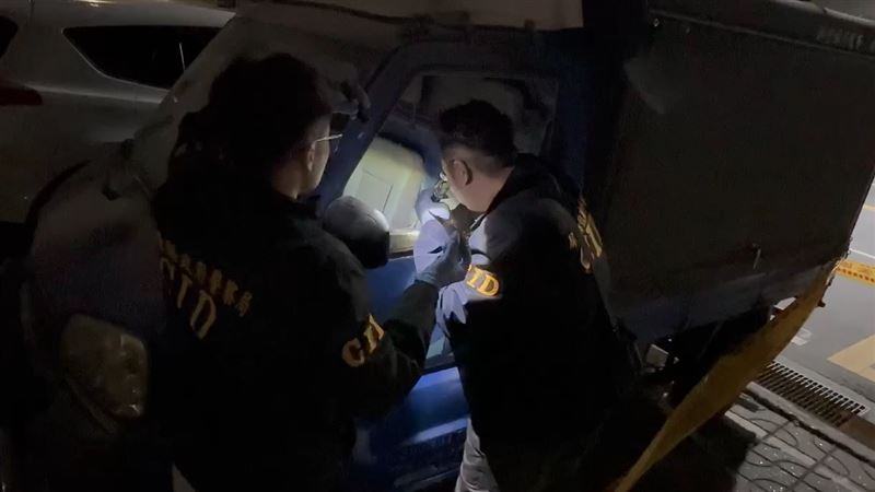 警方案發後在起火車輛上採證。（圖／翻攝畫面）