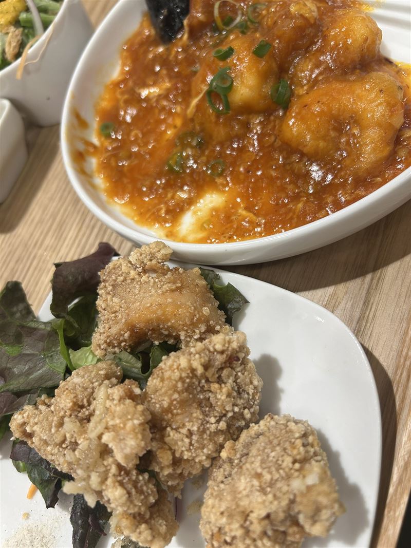 日本知名Coser「いいひと台湾FF」幽默示警在台勿輕易說「這個真的很好吃」，以免觸發台灣人「阿嬤餵食開關」。（圖／翻攝自X平台 @iihitocos）