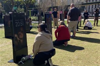 數位成癮奪命！洛杉磯驚現50座手機墓碑