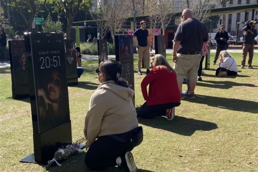 數位成癮奪命！洛杉磯驚現50座手機墓碑