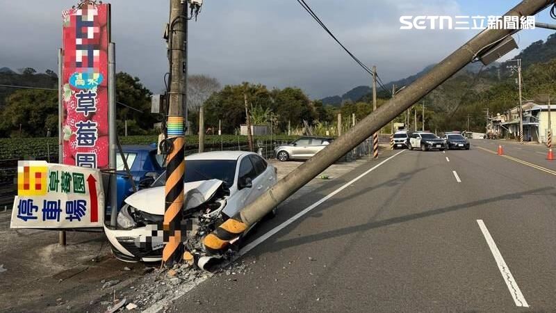 初二回娘家出車禍!71歲翁撞斷電桿4人傷