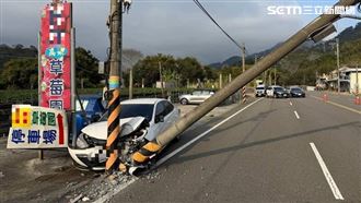 初二回娘家出車禍！71歲翁撞斷電桿4人傷