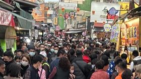 導航惹的禍？C300「勇闖鹿港老街」秒受困　網曝超糗畫面：回頭率120% 圖／翻攝自爆廢公社二館臉書