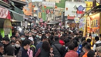 人太多塞爆！鹿港老街成「大型罰站現場」