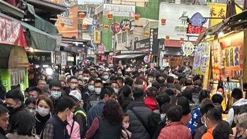 人太多塞爆！鹿港老街成「大型罰站現場」