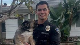 帥警溫柔抱狗模樣，引起全網暴動。（圖／翻攝自IG @burbankpolice）