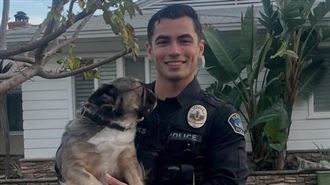 帥警抱狗太撩！網集體暴動：我也是狗快抱