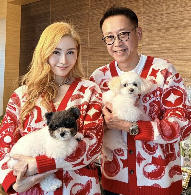 李嘉欣染一頭金髮與夫婿許晉亨一同抱愛犬入鏡,然而手部似乎破功。(圖/翻攝自李嘉欣微博)