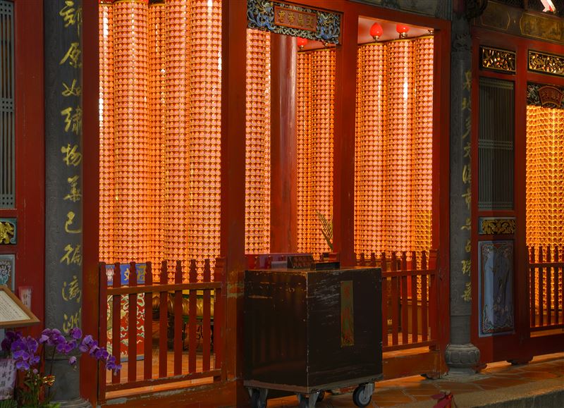 台北市艋舺龍山寺 (Lungshan Temple)點光明燈曾出現壯觀的「板凳海」盛況（圖／楊登嵙老師提供）