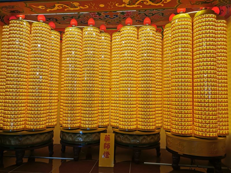 春節期間點「光明燈」或「平安燈」，最佳時機通常選在農曆正月初九（天公生），或是初八深夜子時。（示意圖／楊登嵙老師提供）