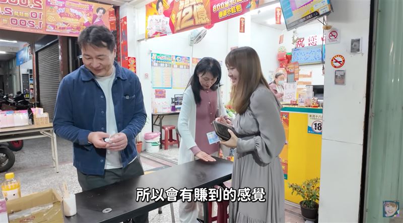 Mana的爸爸把自己刮下來的屑屑通通集中收拾乾淨，Mana的媽媽還拿出濕紙巾將桌面擦過。（圖／翻攝自YouTube頻道－我是Mana）