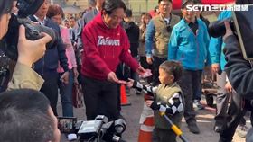 總統賴清德走訪鹿港清德宮時，遇到小孩笑喊「總統好」。（圖／翻攝畫面）